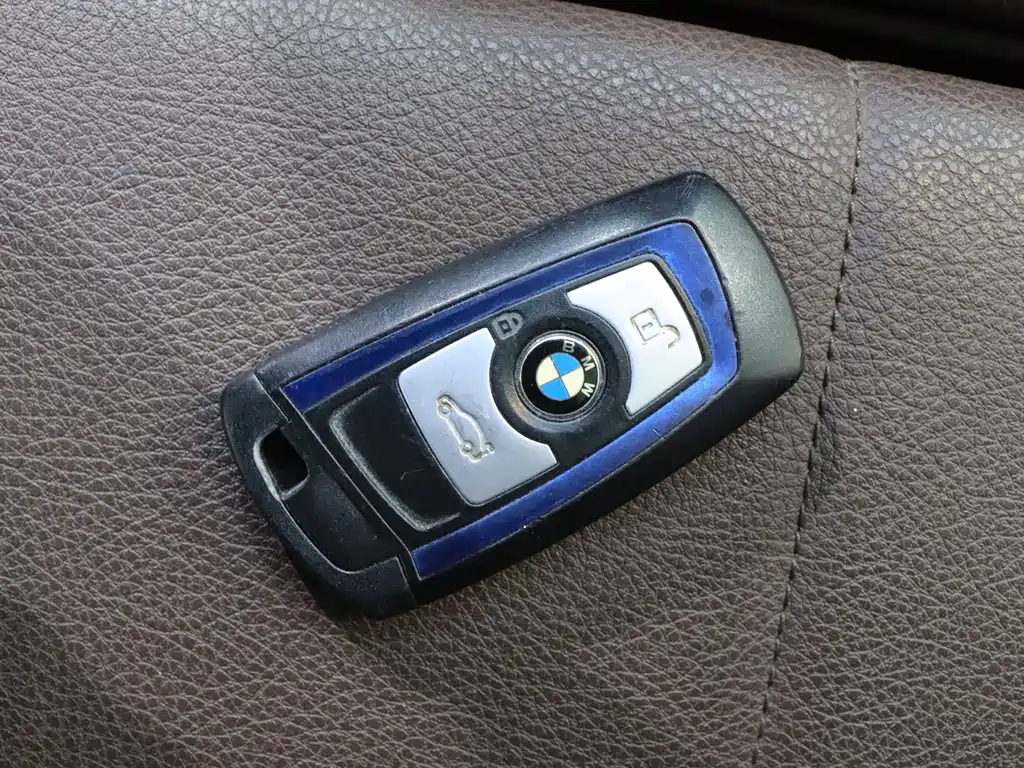 BMW 3 Series 2018 — фото 11