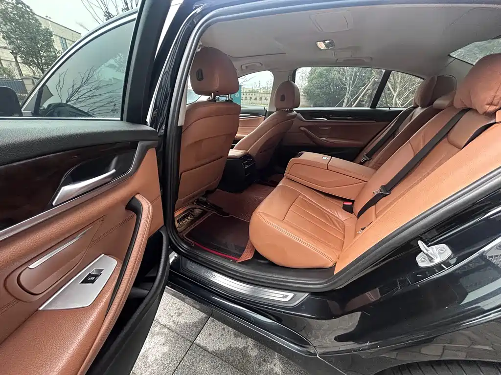 BMW 5 Series 2018 — фото 12