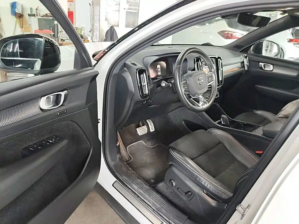 Volvo XC40 NEV 2021 — фото 16