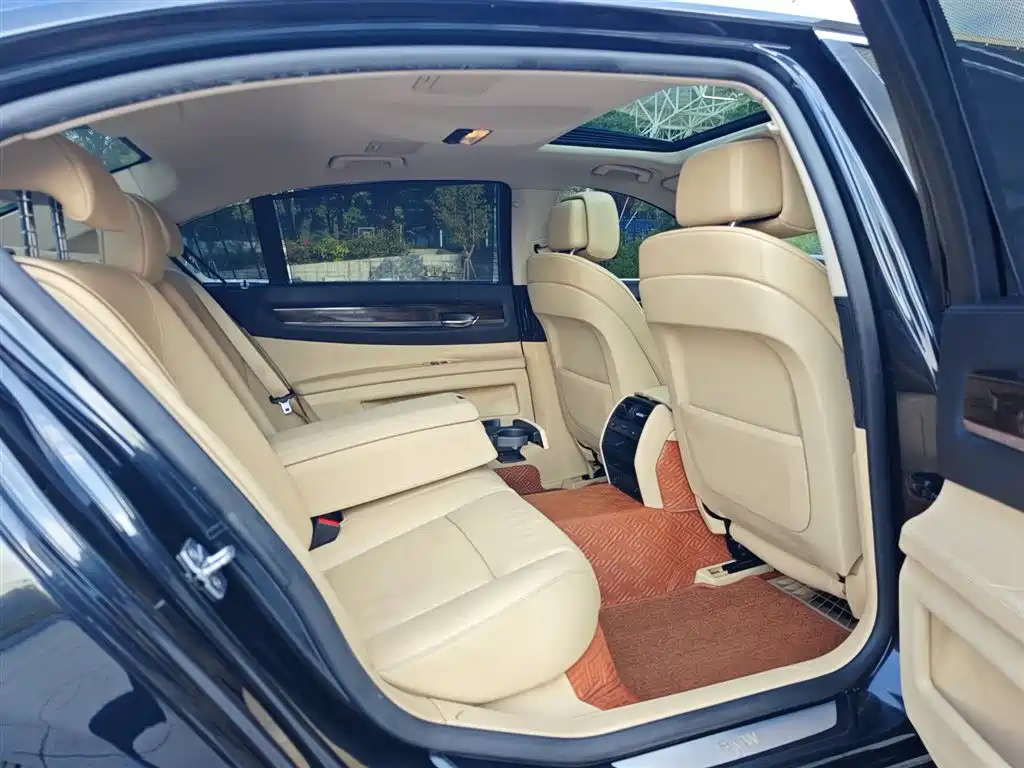 BMW 7 Series 2012 — фото 12