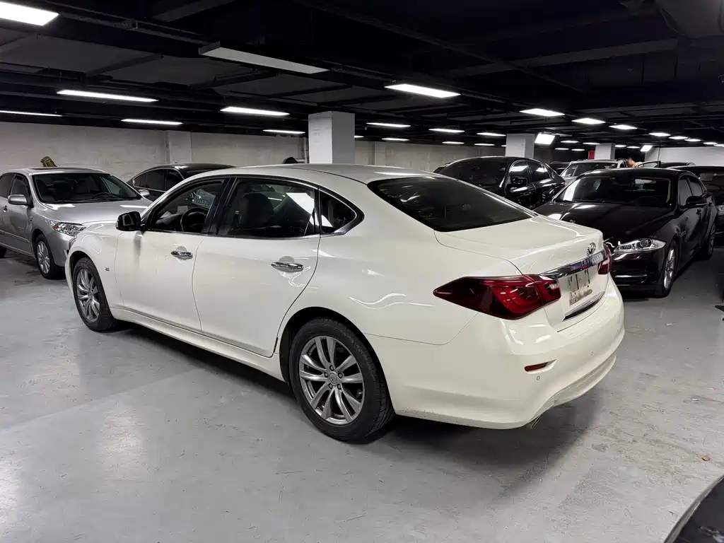 Infiniti Q70 2016