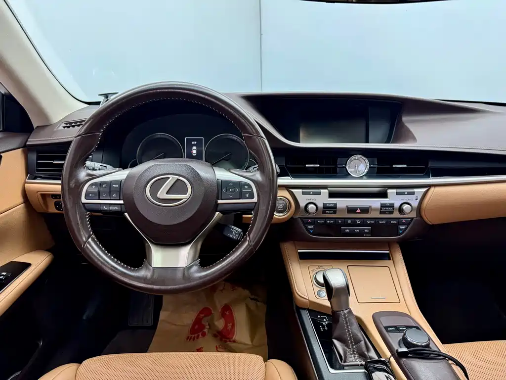Lexus ES 2017 — фото 19