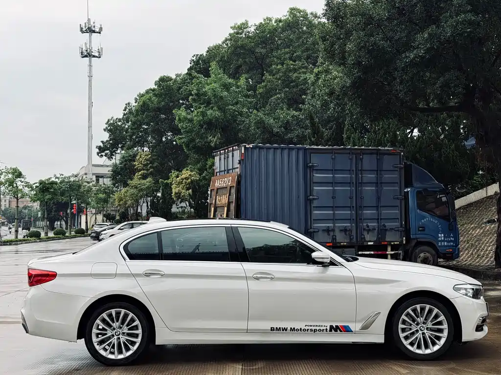BMW 5 Series 2018 — фото 7