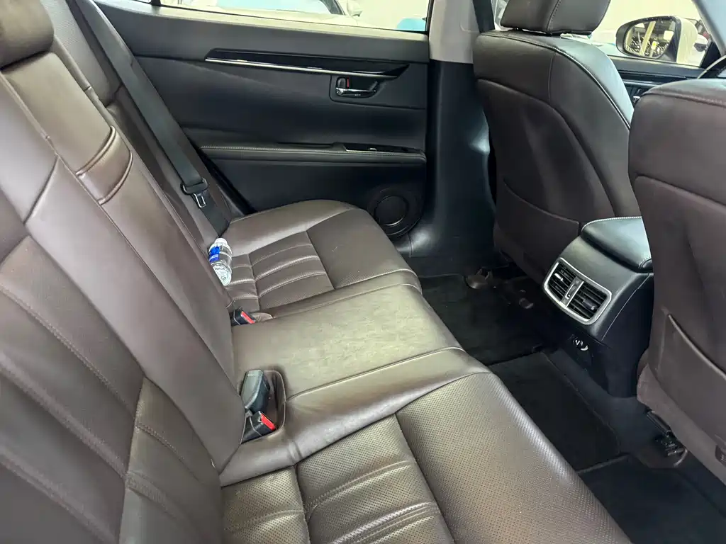 Lexus ES 2018 — фото 15