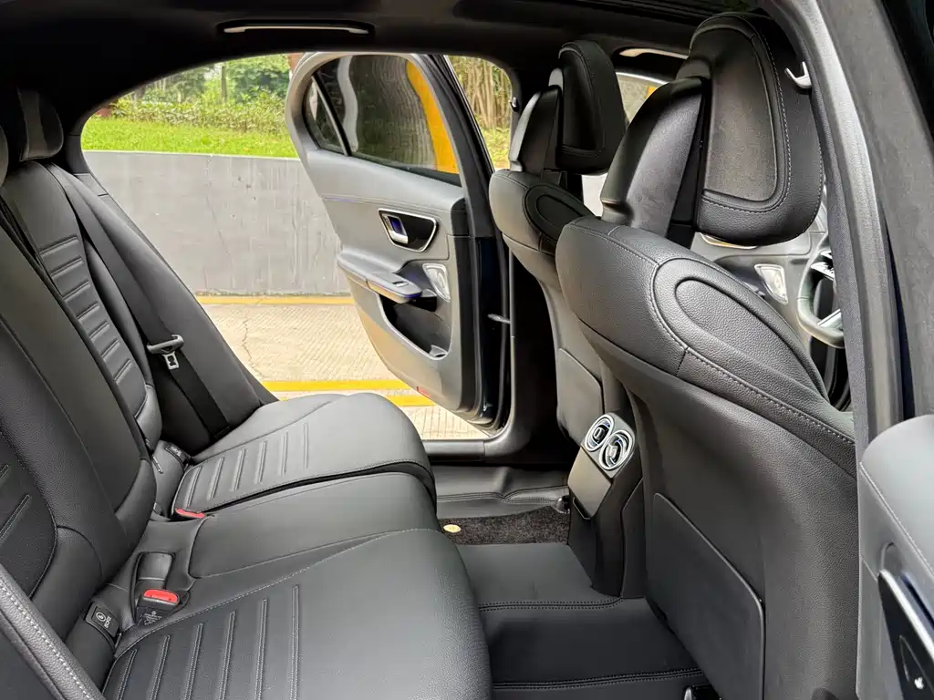 Mercedes-Benz C-Class 2025 — фото 18