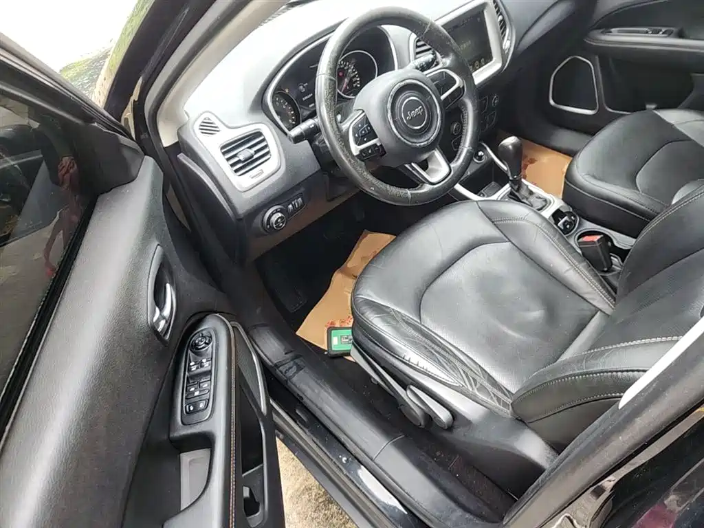 Jeep Compass 2018 — фото 16