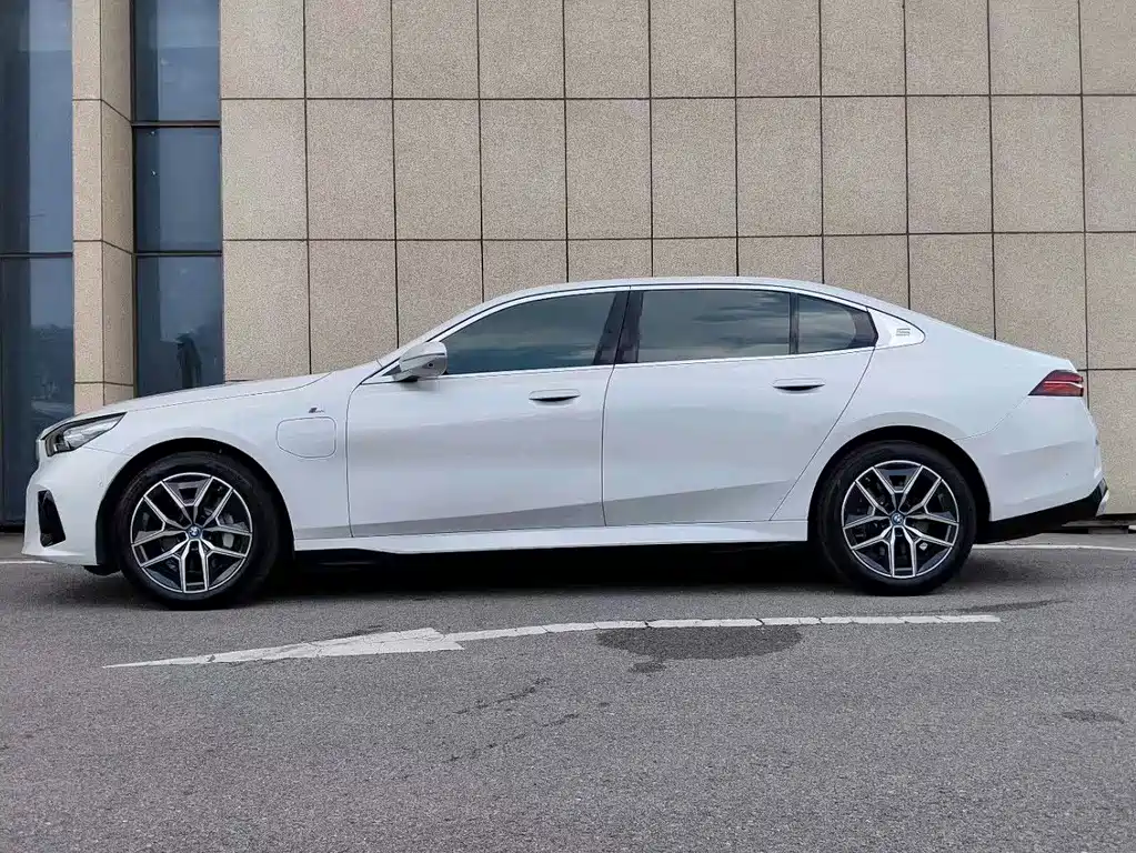 BMW i5 2025 — фото 4