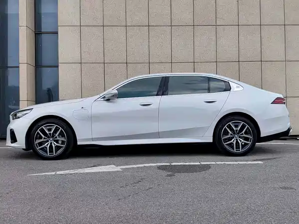 BMW i5 2025