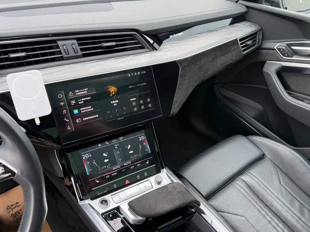 Audi e-tron 2021 — фото 17