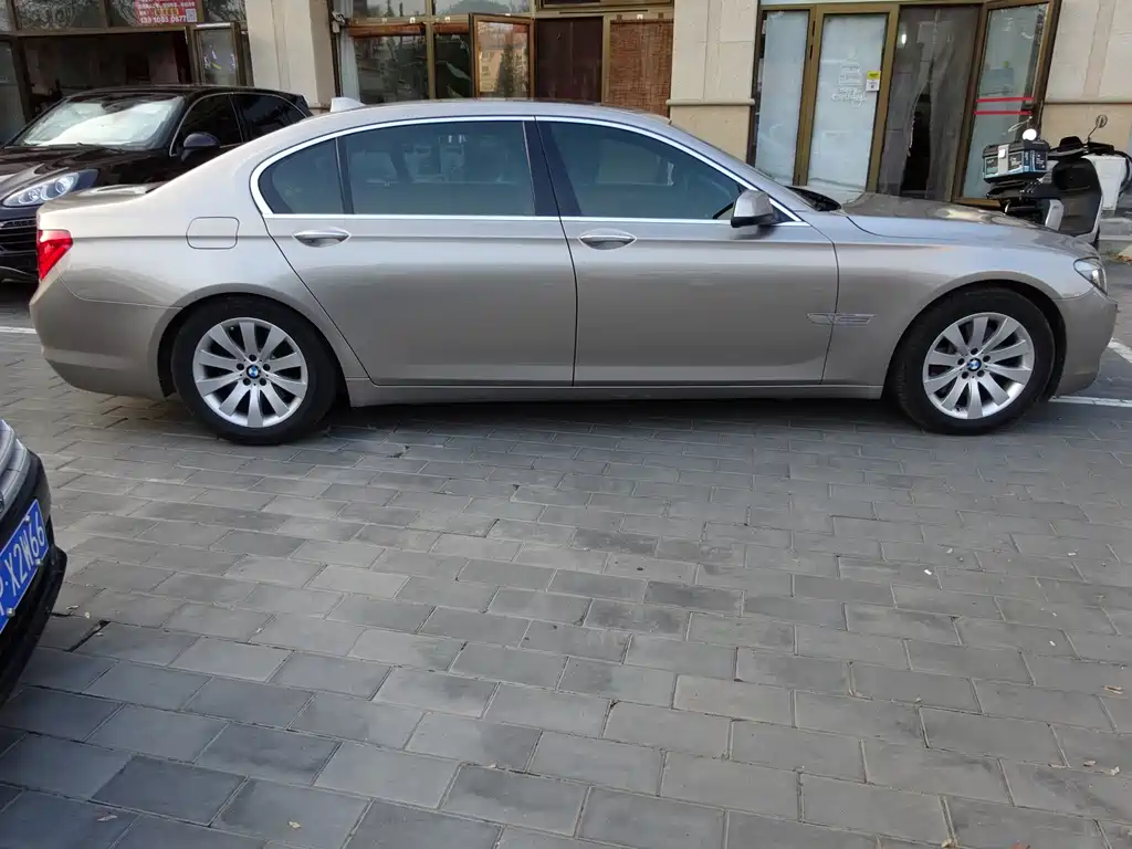 BMW 7 Series 2011 — фото 20
