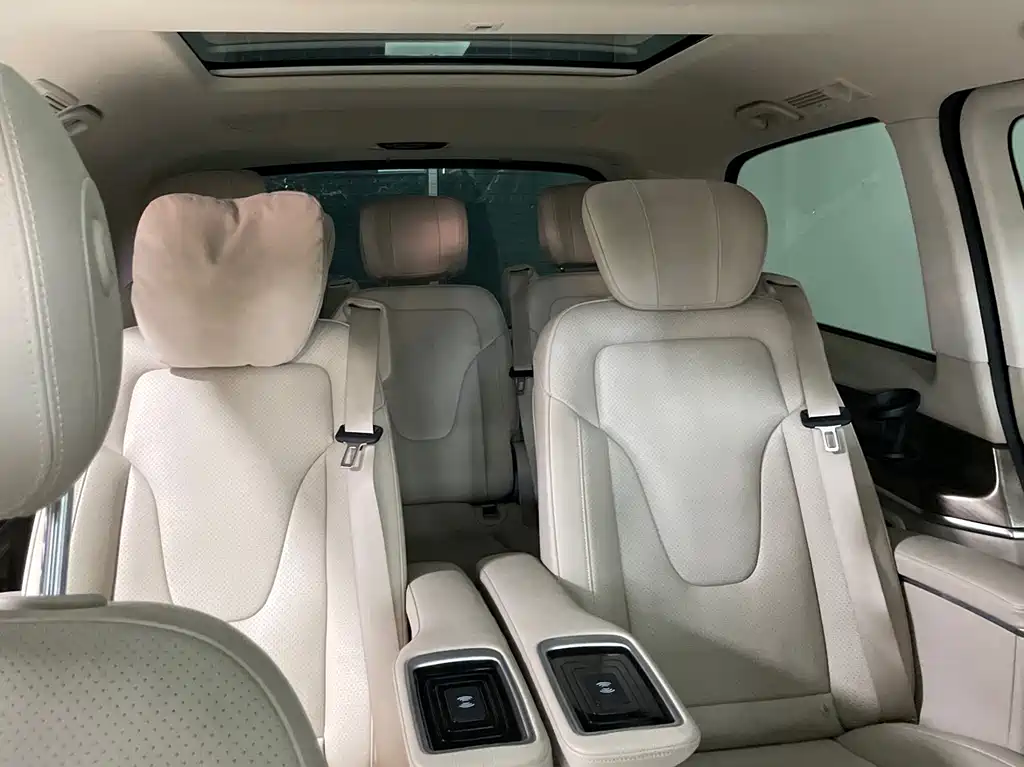 Mercedes-Benz V-Class 2023 — фото 17