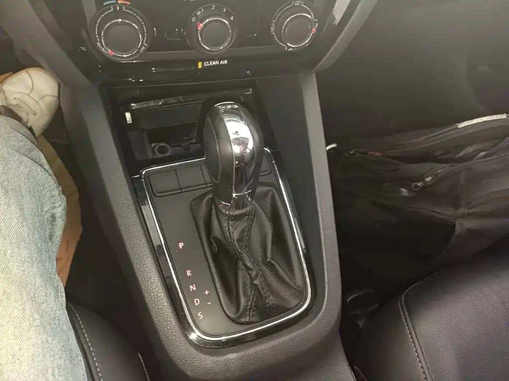 Volkswagen Sagitar 2016