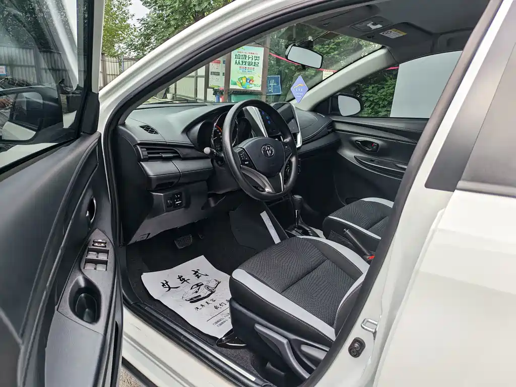 Toyota Yaris L 2023
