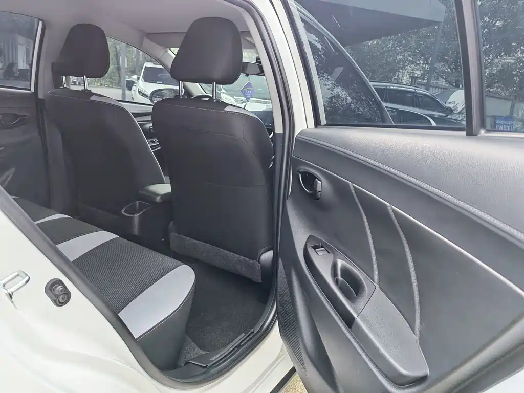 Toyota Yaris L 2023 — фото 10