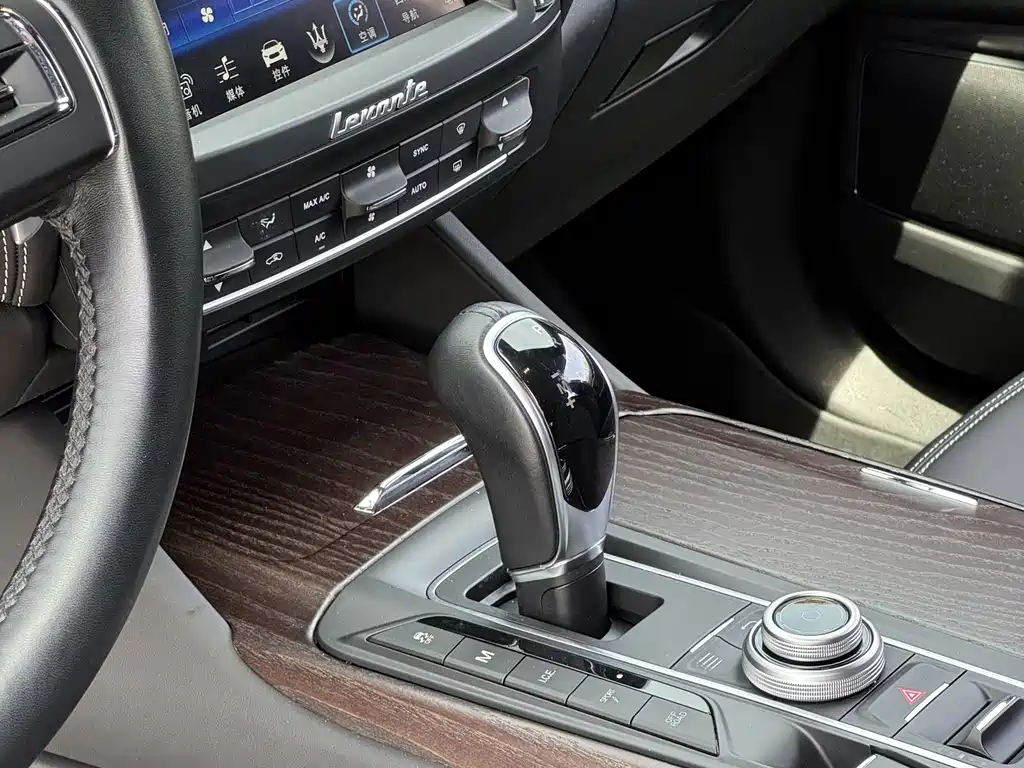 Maserati Levante 2018 — фото 16