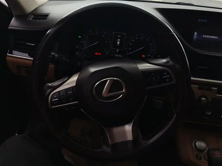 Lexus ES 2017 — фото 15