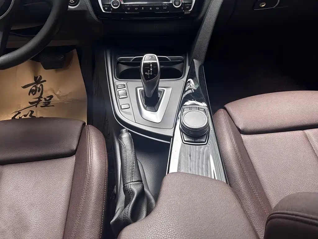 BMW 3 Series 2018 — фото 14
