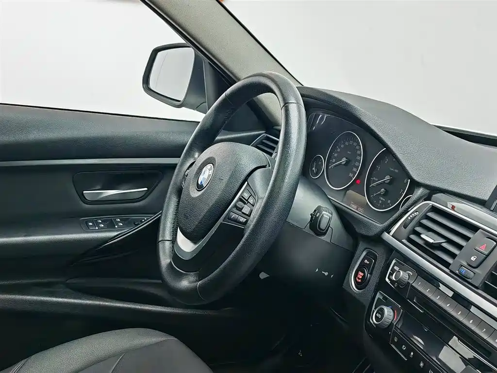 BMW 3 Series 2016 — фото 22
