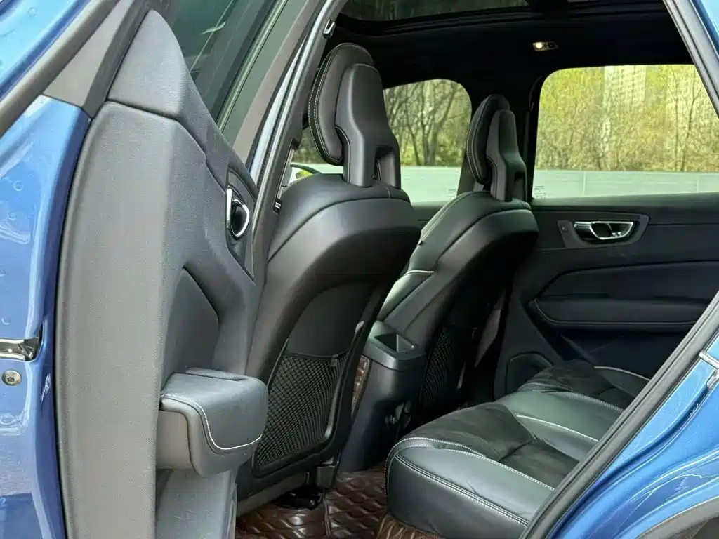 Volvo XC60 2018 — фото 17