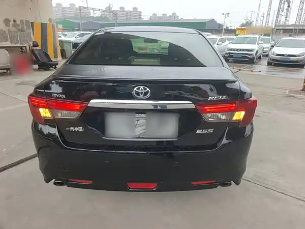 Toyota Reiz 2013