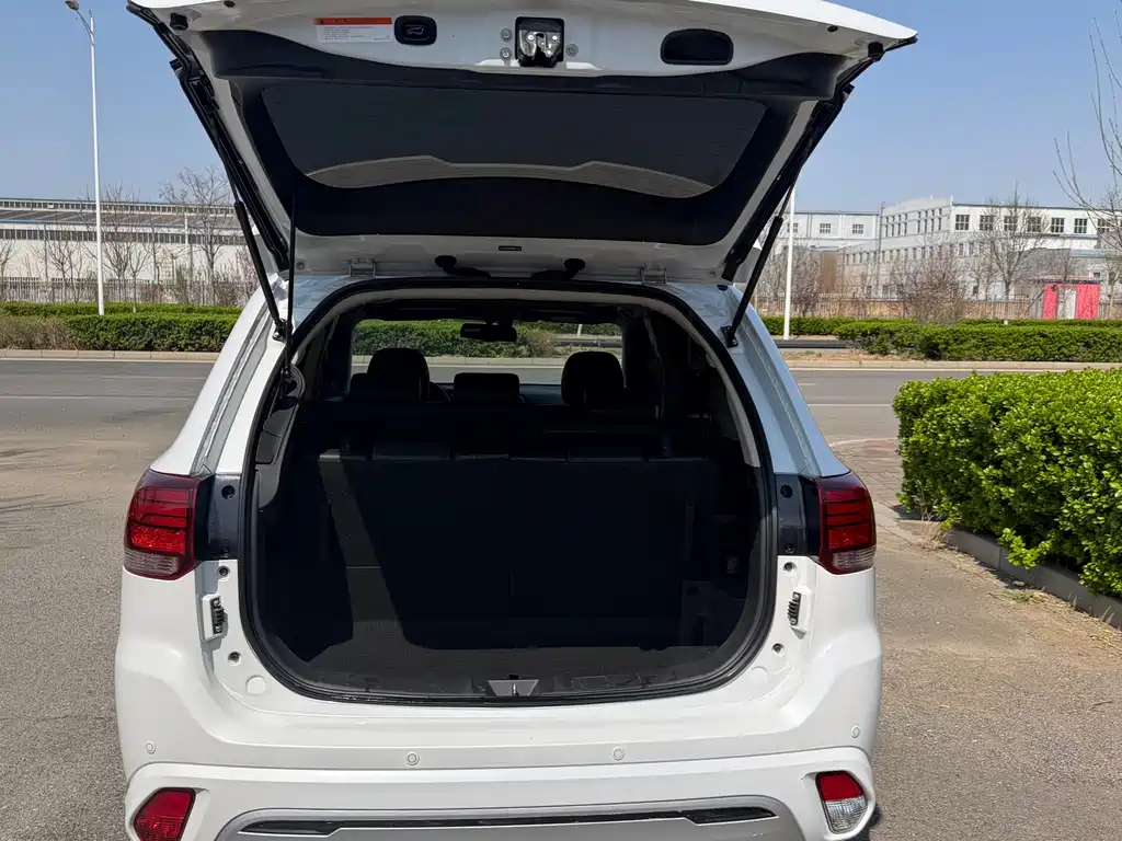 Mitsubishi Outlander 2022 — фото 15