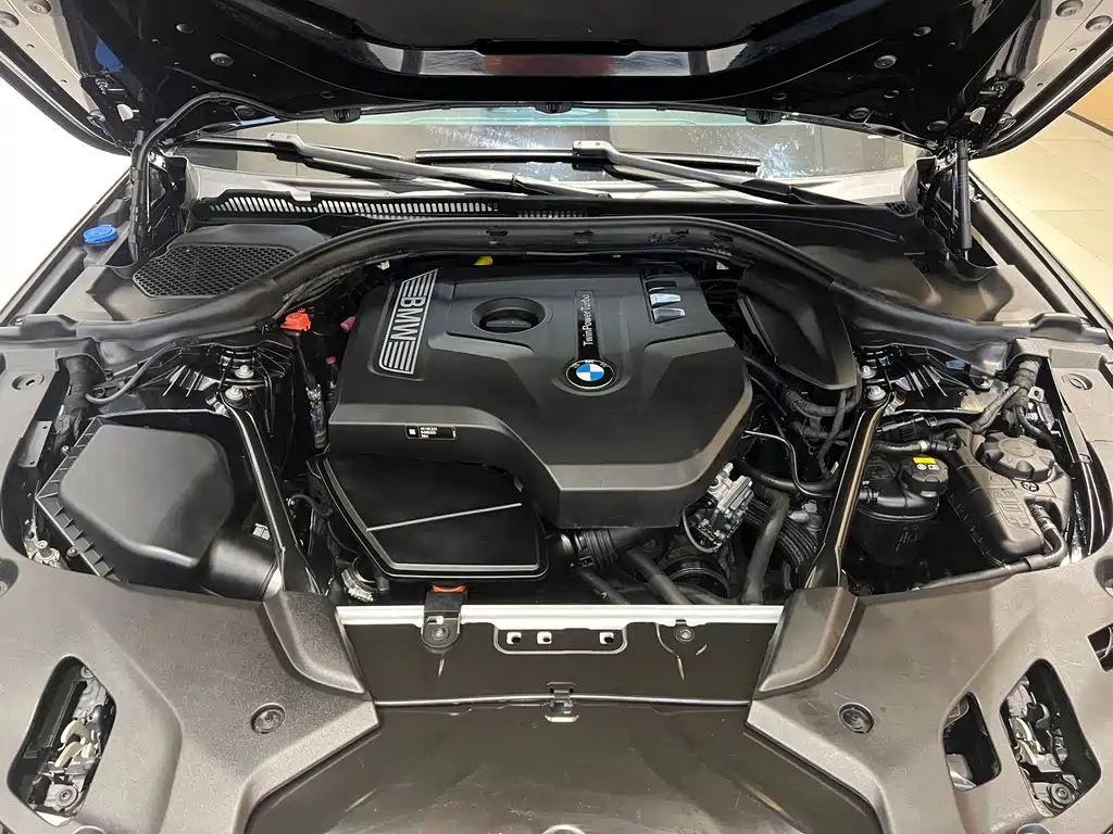 BMW 5 Series 2018 — фото 10