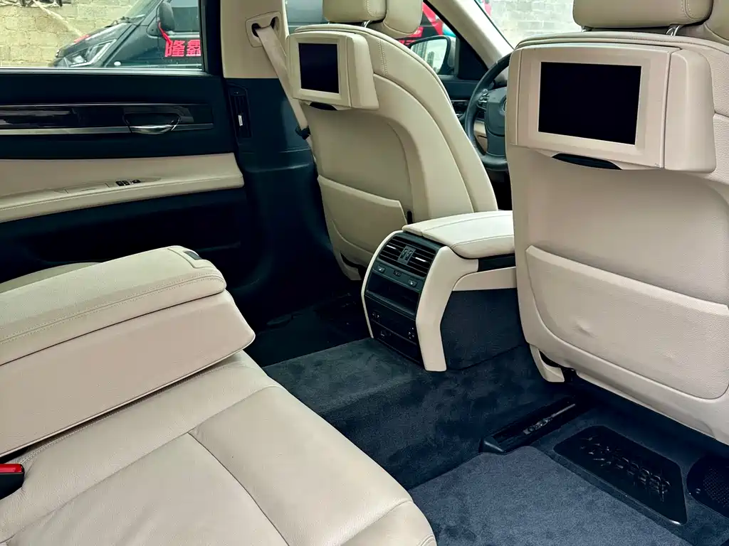 BMW 7 Series 2010 — фото 11