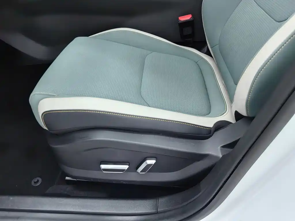 Geely Emgrand L Hip 2024 — фото 20