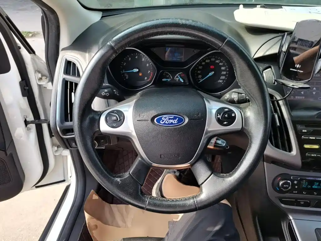 Ford Focus 2015 — фото 11