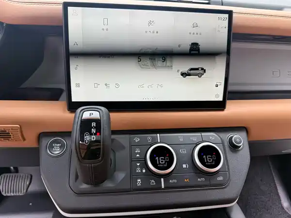 Land Rover Defender 2024