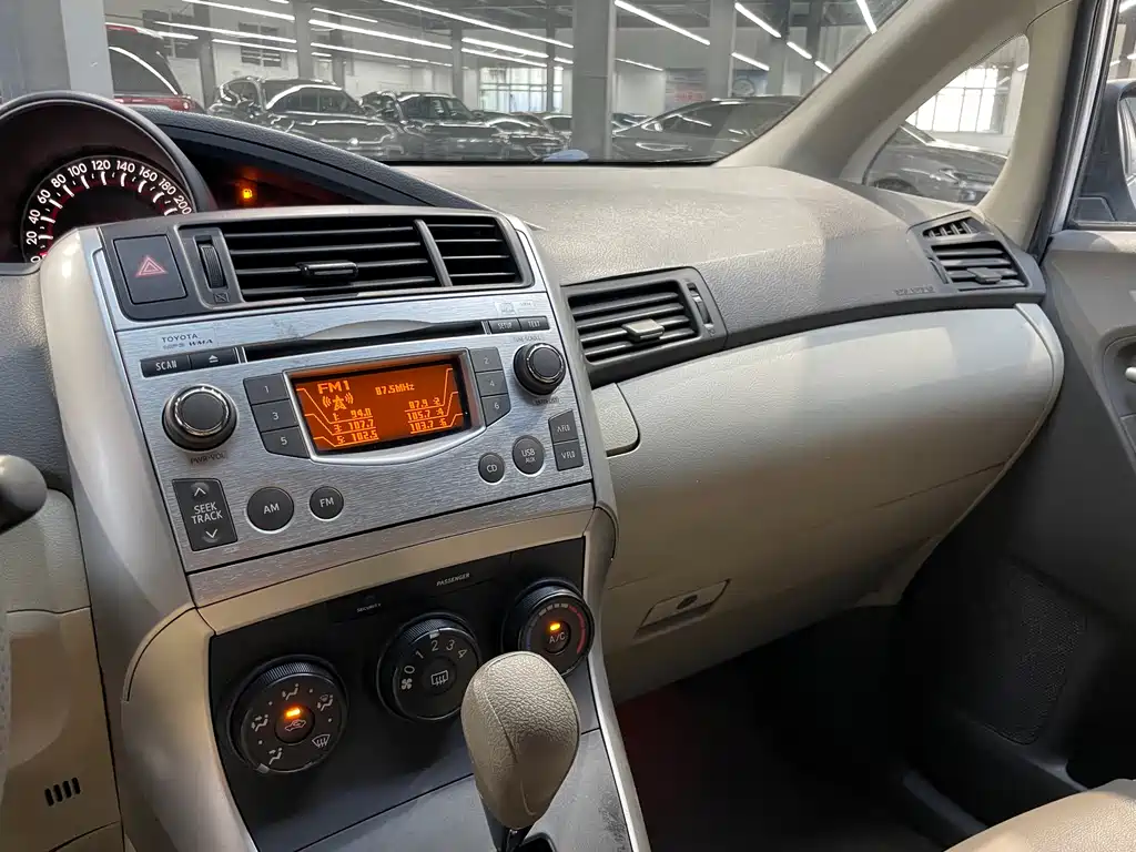 Toyota Verso 2015 — фото 6