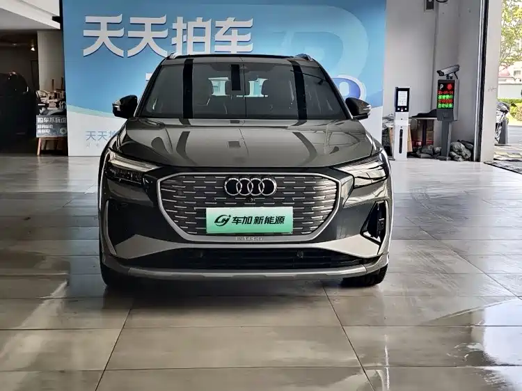 Audi Q4 e-tron 2024 — фото 2