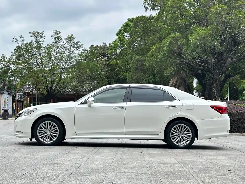 Toyota Crown 2017 — фото 16