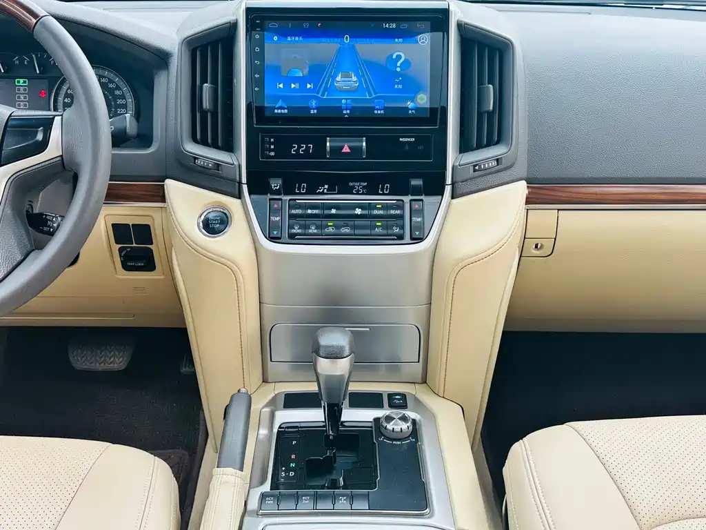 Toyota Land Cruiser 2017 — фото 18