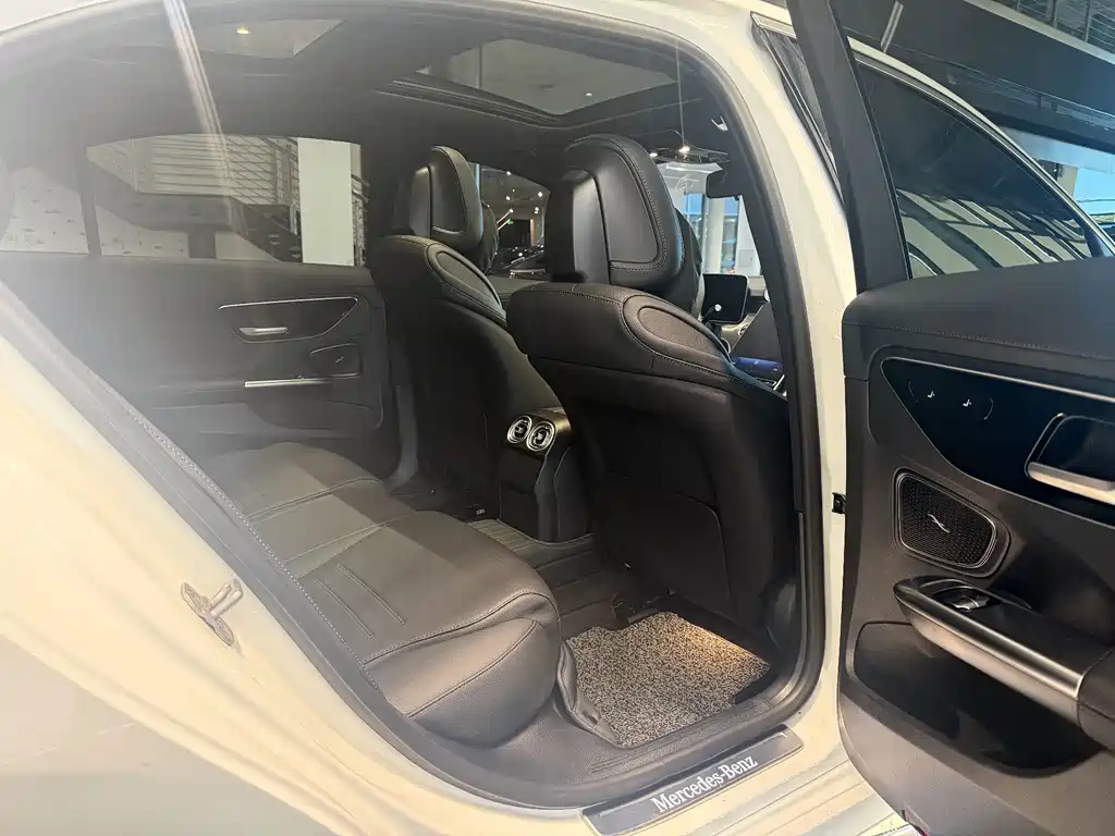 Mercedes-Benz C-Class 2025 — фото 13