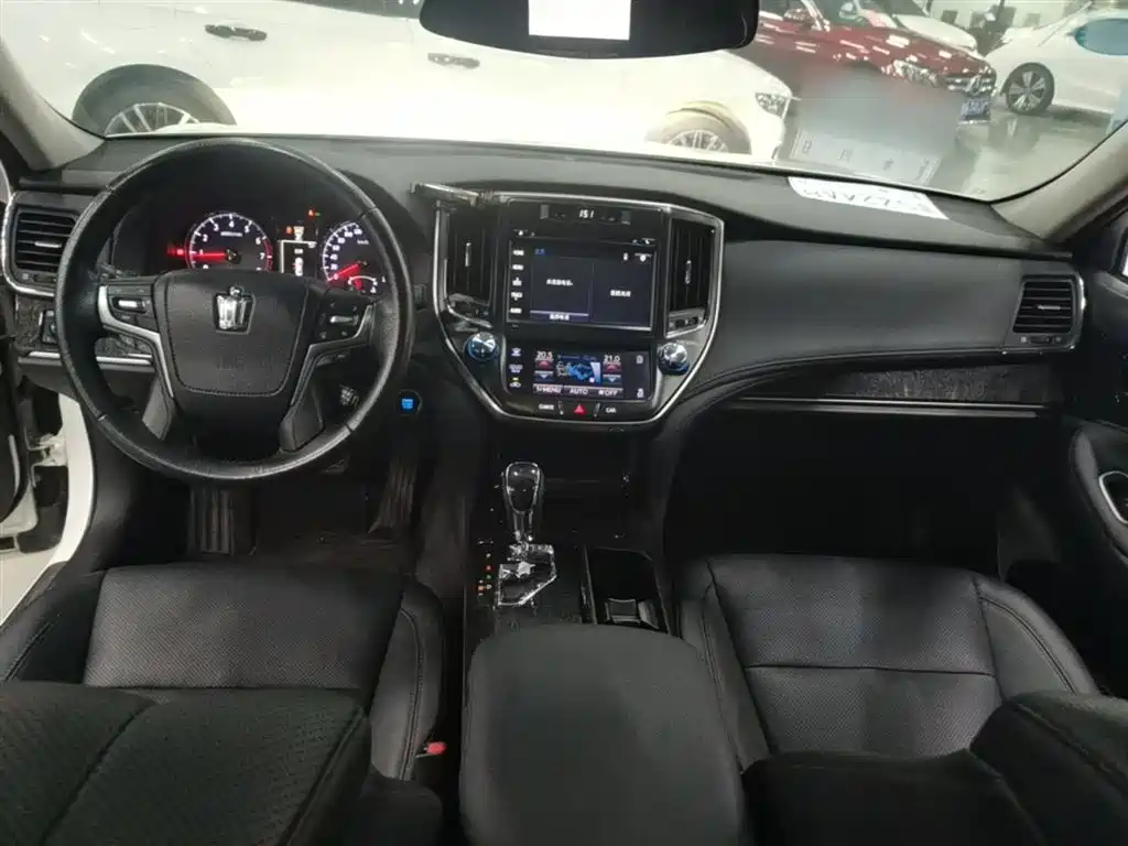 Toyota Crown 2018 — фото 10