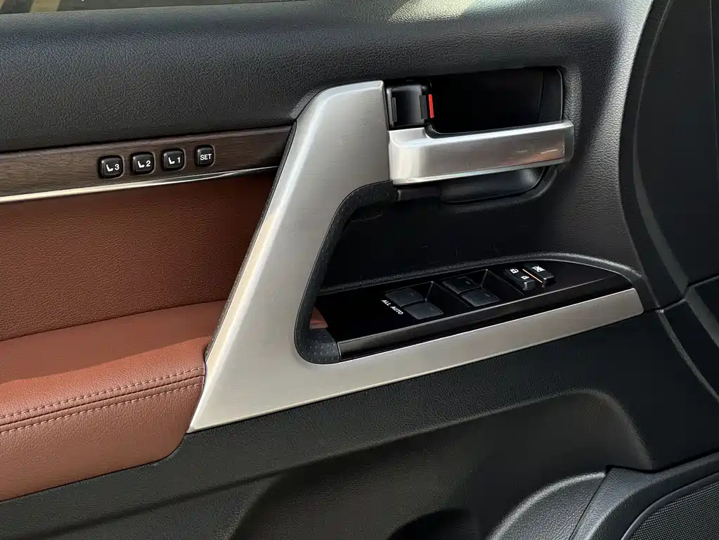 Toyota Land Cruiser 2020 — фото 8