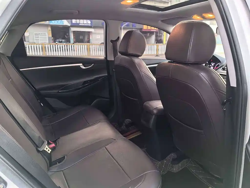 Hyundai Elantra 2018 — фото 9