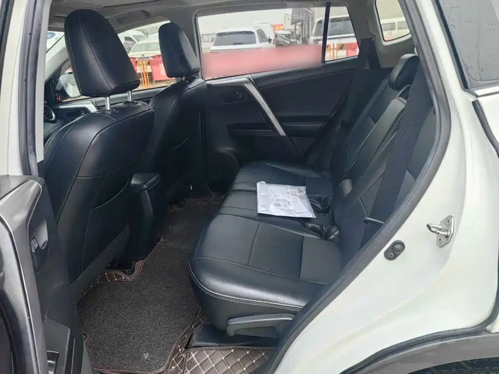 Toyota RAV4 2018 — фото 11