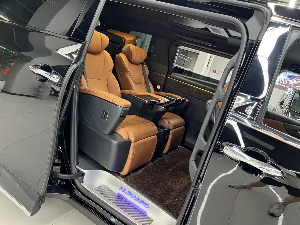 Toyota Alphard 2024 — фото 13