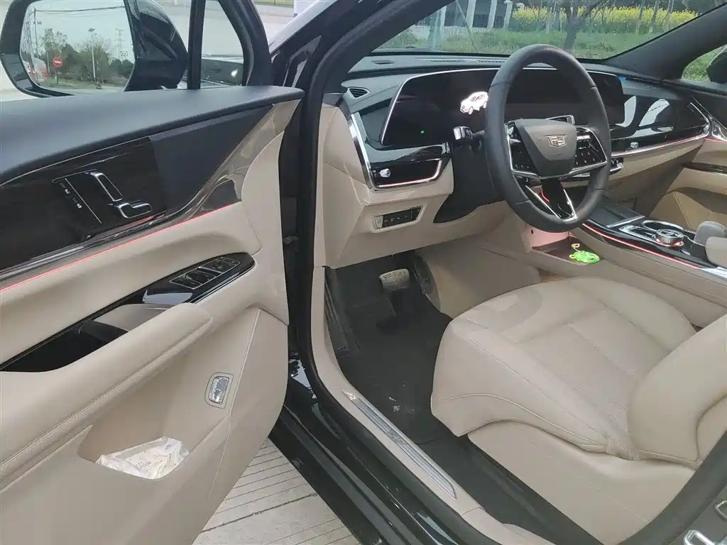 Cadillac XT5 2025 — фото 12
