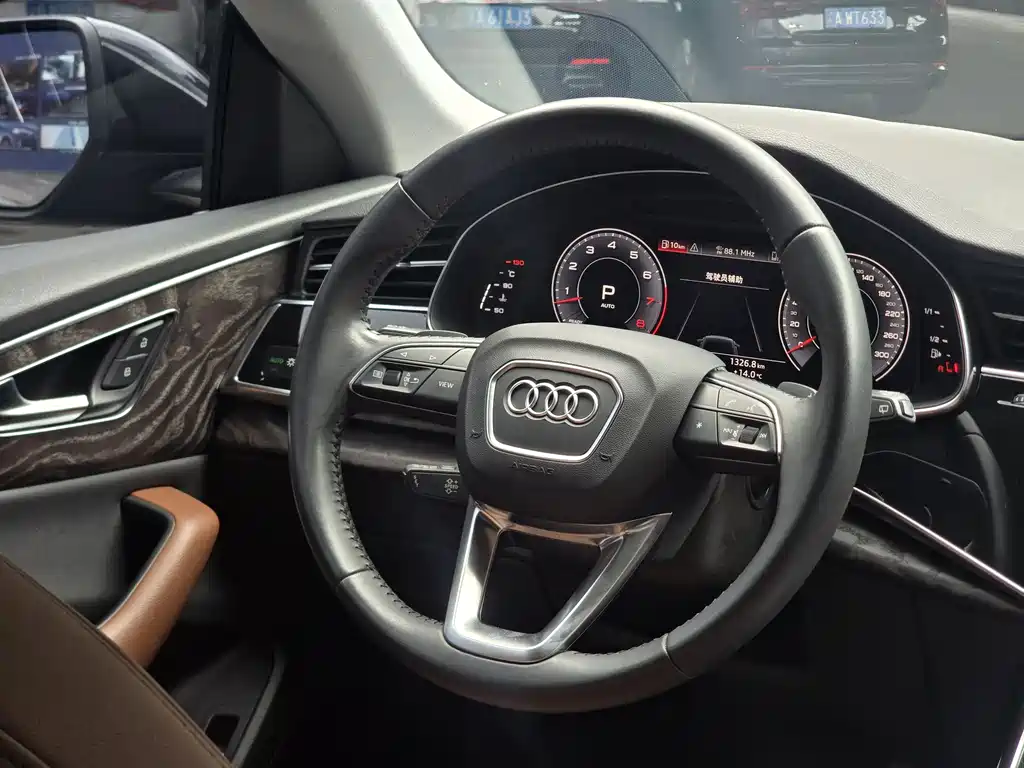 Audi Q8 2020 — фото 16