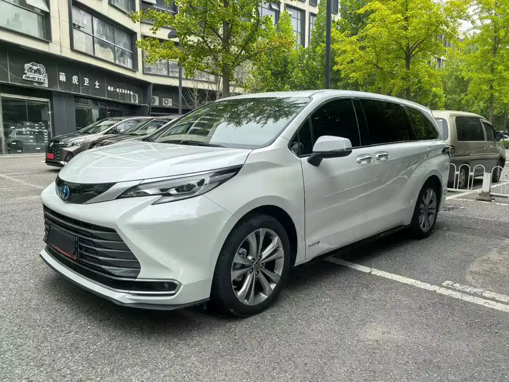 Toyota Sienna 2023 — фото 1