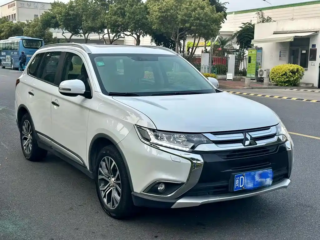 Mitsubishi Outlander 2017 — фото 3