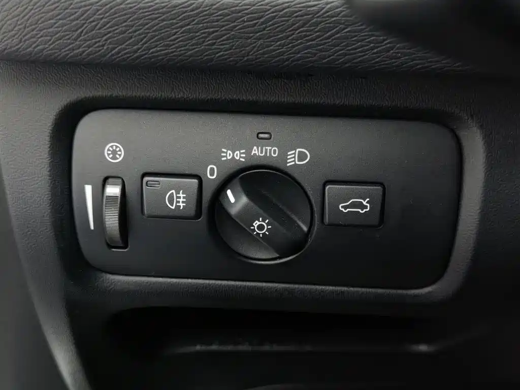 Volvo V40 2018 — фото 21