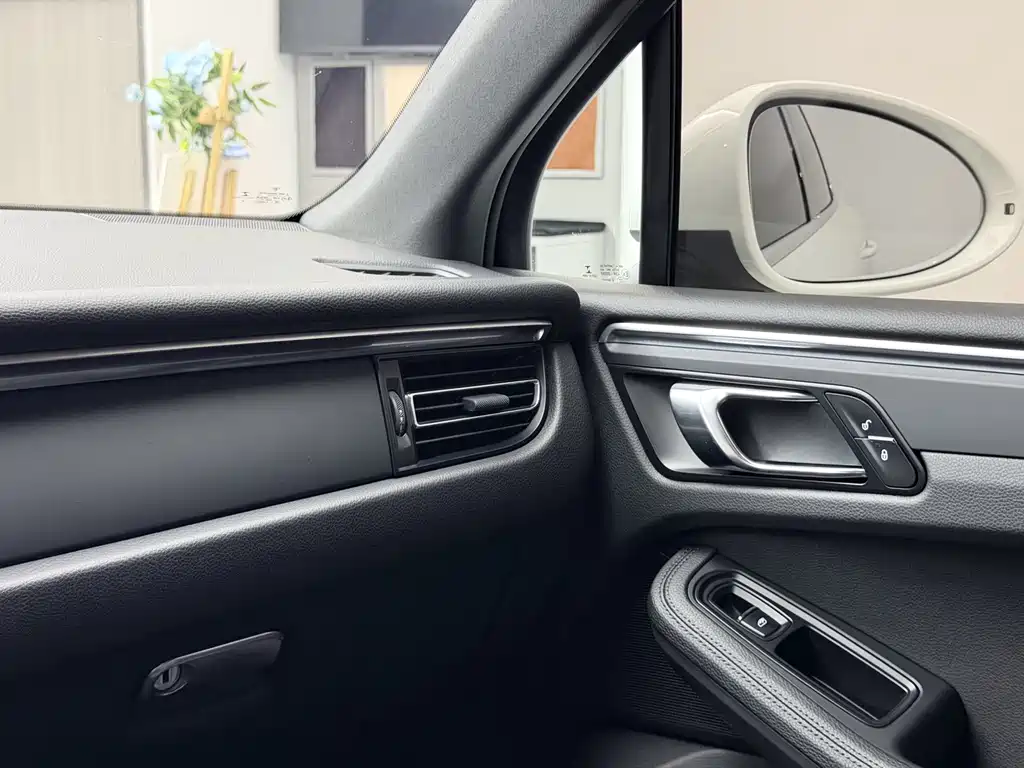 Porsche Macan 2019 — фото 33