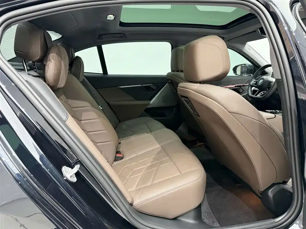 BMW 5 Series 2025 — фото 20