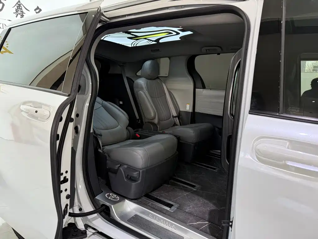 Toyota Sienna 2023 — фото 11