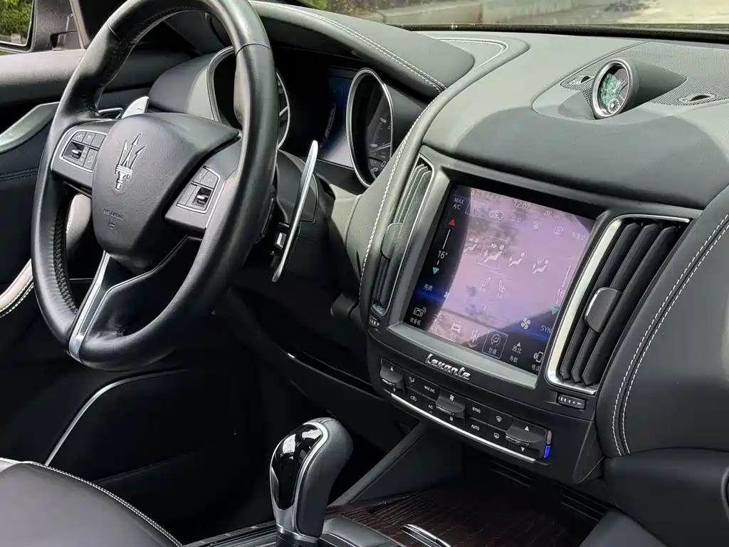 Maserati Levante 2018 — фото 21