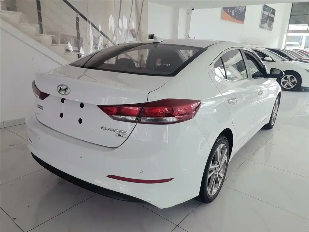 Hyundai Elantra 2018 — фото 7